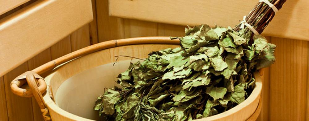 Как правильно запаривать новый веник. Как правильно запаривать новый веник. Запаривание веника в бане. Как запаривать веник для бани. Веник для бани береза.